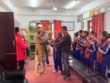 अन्तरपालिका महिला भलिबल प्रतियाेगिता, २०७७ मा द्वित्तीय स्थान हासिल गर्न सफल खेलाडीहरुलाई गाउँपालिकामा स्वागत गर्नु हुदै गाउँपालिका प्रमुखज्यू ।